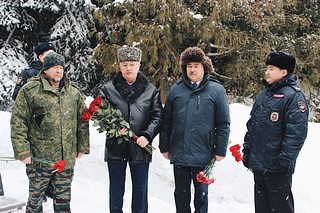 Сотрудники УМВД России по Одинцовскому городскому округу совместно с ветеранами органов внутренних дел, а также членом Общественного совета Марией Шматковой приняли участие в памятном мероприятии, приуроченном к 35-летней годовщине вывода советских войск из Афганистана