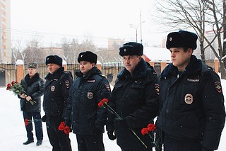 Сотрудники УМВД России по Одинцовскому городскому округу совместно с ветеранами органов внутренних дел, а также членом Общественного совета Марией Шматковой приняли участие в памятном мероприятии, приуроченном к 35-летней годовщине вывода советских войск из Афганистана