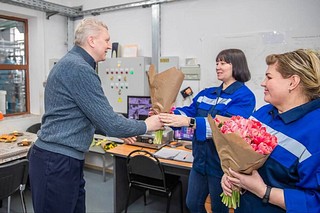 В Международный женский день глава Одинцовского округа Андрей Иванов поздравил с праздником женщин, для которых 8 марта стал рабочим днём. Поздравления главы муниципалитета принимали сотрудницы котельной № 1 и пожарно-спасательной части № 15 МЧС России в Горках-2, а также члены УИК № 2074