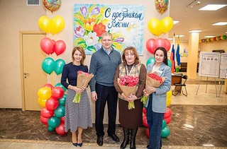 В Международный женский день глава Одинцовского округа Андрей Иванов поздравил с праздником женщин, для которых 8 марта стал рабочим днём. Поздравления главы муниципалитета принимали сотрудницы котельной № 1 и пожарно-спасательной части № 15 МЧС России в Горках-2, а также члены УИК № 2074