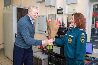 В Международный женский день глава Одинцовского округа Андрей Иванов поздравил с праздником женщин, для которых 8 марта стал рабочим днём. Поздравления главы муниципалитета принимали сотрудницы котельной № 1 и пожарно-спасательной части № 15 МЧС России в Горках-2, а также члены УИК № 2074