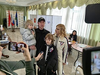 Двукратный Олимпийский чемпион Евгений Плющенко и продюсер Яна Рудковская проголосовали на выборах президента