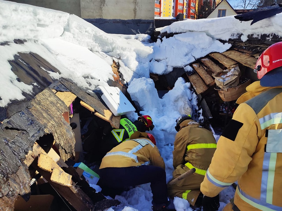 Работники ГКУ МО «Мособлпожспас» спасли мужчину, на которого из-за снега обрушилась крыша гаража, Март