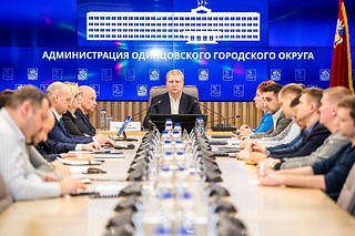 Глава Одинцовского городского округа Андрей Иванов провёл заседание штаба по благоустройству и ЖКХ. На совещании обсудили вопросы вывоза мусора с проблемных контейнерных площадок и итоги зимней уборки