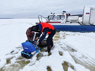 Сотрудники ЕДДС напоминают жителям муниципалитета, что нужно в первую очередь сообщить оператору при происшествии на воде или на льду водоема