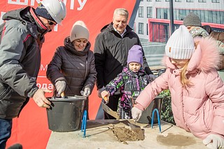 Глава Одинцовского городского округа Андрей Иванов и директор проектного управления ГК «Инград» по Московской области Сергей Аксенов вместе с жителями Одинцово заложили памятную капсулу в основание будущей школы на 1100 воспитанников в жилом квартале «Семейный»