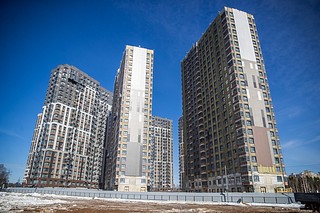 Глава Одинцовского городского округа Андрей Иванов и директор проектного управления ГК «Инград» по Московской области Сергей Аксенов вместе с жителями Одинцово заложили памятную капсулу в основание будущей школы на 1100 воспитанников в жилом квартале «Семейный»