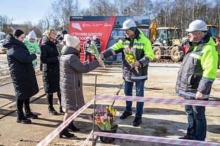 Глава Одинцовского городского округа Андрей Иванов и директор проектного управления ГК «Инград» по Московской области Сергей Аксенов вместе с жителями Одинцово заложили памятную капсулу в основание будущей школы на 1100 воспитанников в жилом квартале «Семейный»