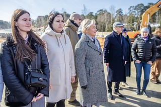 Глава Одинцовского городского округа Андрей Иванов вместе с жителями рабочего поселка Заречье заложил памятную капсулу в основание будущей школы на 750 учеников в квартале жилого комплекса «Резиденции Сколково»