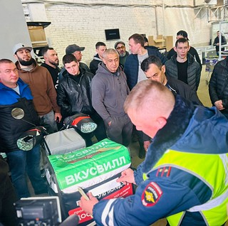 В Одинцовском округе автоинспекторы проводят правовые ликбезы с курьерами служб доставки