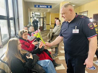 В преддверии 8 марта в РЭО Одинцовской Госавтоинспекции поздравили посетительниц