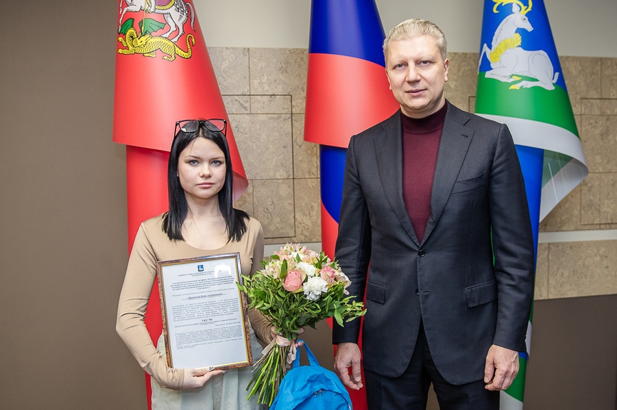 Андрей Иванов вручил жилищный сертификат юной жительнице Одинцовского округа Владе Ларионовой, Март