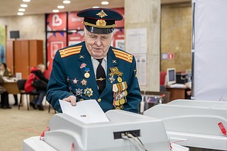 В Одинцовском округе проходит трехдневное голосование на выборах президента Российской Федерации. Во всех 17 территориальных управлениях муниципалитета работают 173 избирательных участка. На одном из них — в одинцовском Доме офицеров — проголосовал ветеран Великой Отечественной войны, участник Парада Победы 1945 года Константин Сергеевич Федотов