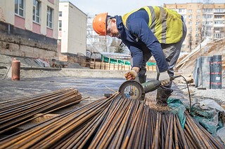 Глава Одинцовского округа Андрей Иванов проверил ход возведения пристройки на 950 мест к Немчиновскому лицею