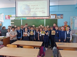 Акция «Угощайся книгой» прошла в Звенигородской детской библиотеке. Мероприятие прошло во Всемирный день книги и защиты авторского права. Учащиеся познакомились с творчеством любимых писателей и насладились чтением их произведений вслух