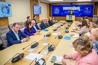 В Одинцовском округе стартовала новая учебная программа «Человекоцентричный округ — новая эпоха». Порядка 100 участников в течение 6 месяцев пройдут подготовку на базе МГИМО. Основные направления программы коснутся исследования запросов жителей, продуктового подхода, внутреннего и внешнего аудита, стратегии и PR. Старт программе дал глава Одинцовского округа, руководитель направления Андрей Иванов