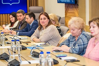В Одинцовском округе стартовала новая учебная программа «Человекоцентричный округ — новая эпоха». Порядка 100 участников в течение 6 месяцев пройдут подготовку на базе МГИМО. Основные направления программы коснутся исследования запросов жителей, продуктового подхода, внутреннего и внешнего аудита, стратегии и PR. Старт программе дал глава Одинцовского округа, руководитель направления Андрей Иванов