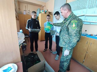 Школьное лесничество «Серая цапля» получило форменное обмундирование. Старший участковый лесничий Звенигородского филиала ГКУ МО «Мособллес» Игорь Сидоров вручил ребятам Кубинской СОШ № 1 (общеобразовательного отделения «Асаковская школа») 11 комплектов летней формы лесоводов