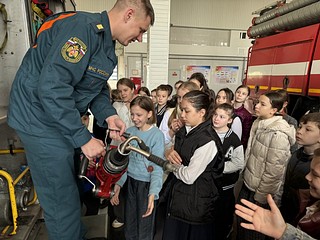 Увлекательная экскурсия для учащихся Горковской школы прошла на территории Пожарно-спасательной части № 15 ГУ МЧС РФ. Спасатели напомнили школьникам общие требования пожарной безопасности и обсудили с ними возможные причины возникновения пожара, источники и места его возникновения, а также подробно разобрали правила поведения при пожаре и способы тушения очагов своими силами при условии отсутствия угрозы для жизни