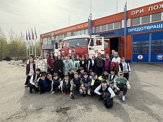 Увлекательная экскурсия для учащихся Горковской школы прошла на территории Пожарно-спасательной части № 15 ГУ МЧС РФ. Спасатели напомнили школьникам общие требования пожарной безопасности и обсудили с ними возможные причины возникновения пожара, источники и места его возникновения, а также подробно разобрали правила поведения при пожаре и способы тушения очагов своими силами при условии отсутствия угрозы для жизни