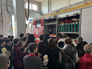 Увлекательная экскурсия для учащихся Горковской школы прошла на территории Пожарно-спасательной части № 15 ГУ МЧС РФ. Спасатели напомнили школьникам общие требования пожарной безопасности и обсудили с ними возможные причины возникновения пожара, источники и места его возникновения, а также подробно разобрали правила поведения при пожаре и способы тушения очагов своими силами при условии отсутствия угрозы для жизни