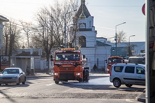 В Одинцовском округе ведётся непрерывная работа по содержанию автомобильных дорог. Обязательной процедурой после зимы является очистка асфальтобетона специальными моющими составами. Они позволяют убрать скопившиеся в порах дорожного покрытия остатки противогололедных реагентов, пятна мазута, масла и бензина, частицы автомобильной резины