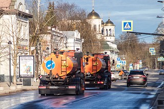 В Одинцовском округе ведётся непрерывная работа по содержанию автомобильных дорог. Обязательной процедурой после зимы является очистка асфальтобетона специальными моющими составами. Они позволяют убрать скопившиеся в порах дорожного покрытия остатки противогололедных реагентов, пятна мазута, масла и бензина, частицы автомобильной резины