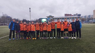 На Центральном стадионе в Одинцово 18 апреля состоялся первый тур Первенства Московской области по футболу среди подростковых команд 2011 и 2012 гора рождения. Юные одинцовские футболисты принимали гостей из Химок. В обоих матчах хозяева одержали победы