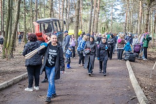 Субботники прошли в Глазынинском лесопарке и Подушкинском лесу Одинцовского округа. Участники убирали мусор, опиливали сухостойные деревья и собирали прошлогоднюю листву