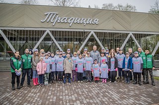 В рамках масштабной акции «Доброе дело. Весна» глава Одинцовского округа Андрей Иванов вместе с учениками Захаровской школы высадил липовую аллею, яблоневый сад и красные клёны у нового павильона «Традиция» в парке Захарово
