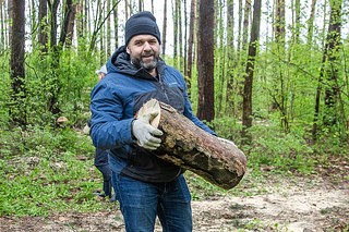 Большим субботником в рамках всероссийской инициативы завершился месячник чистоты и благоустройства в Одинцовском округе. Так, в парке Малевича в экологической акции, которая стала частью масштабного проекта «Доброе дело. Весна», принял участие глава Одинцовского округа Андрей Иванов. Он сообщил, что на протяжении апреля работы по благоустройству шли ударными темпами во всех территориальных управлениях муниципалитета