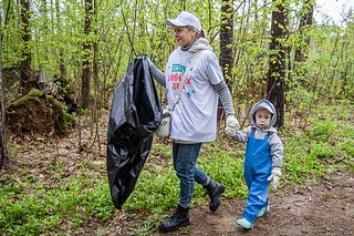 Большим субботником в рамках всероссийской инициативы завершился месячник чистоты и благоустройства в Одинцовском округе. Так, в парке Малевича в экологической акции, которая стала частью масштабного проекта «Доброе дело. Весна», принял участие глава Одинцовского округа Андрей Иванов. Он сообщил, что на протяжении апреля работы по благоустройству шли ударными темпами во всех территориальных управлениях муниципалитета