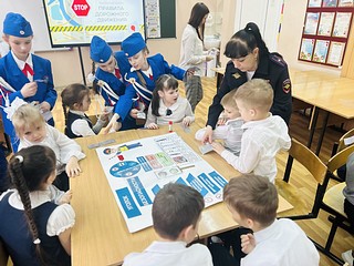 Одинцовские госавтоинспекторы в игровой форме познакомили детей с основами Правил дорожного движения
