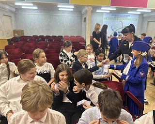 Сотрудники Одинцовской Госавтоинспекции совместно с представителями Управления образования окружной администрации и членами ЮИД (юными инспекторами движения) провели в Барвихинской школе мероприятие «Зеленый свет». Основная задача встречи — привить школьникам навыки безопасного поведения на дороге