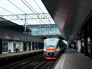 Железная дорога — это зона повышенной опасности, находясь вблизи путей нужно быть предельно бдительными самим и внимательными к окружающим