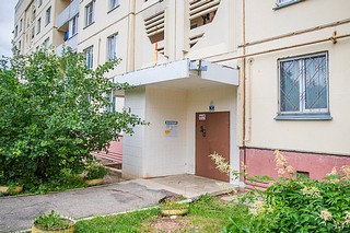 С начала 2024 года под контролем ГУСТ Московской области было устранено более 550 неисправностей выступающих конструкций домов — козырьков и входных крылец. Специалисты отмечают важность этих элементов МКД. В частности, надподъездные козырьки закрывают входные группы от осадков, а в холодное время года защищают жителей от возможного падения сосулек