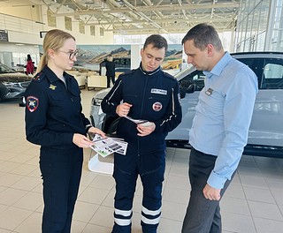 Социальный раунд «Один щелчок спасает жизнь» провели в автосалоне одинцовские госавтоинспекторы