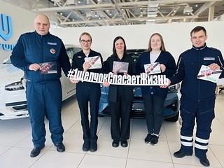 Социальный раунд «Один щелчок спасает жизнь» провели в автосалоне одинцовские госавтоинспекторы