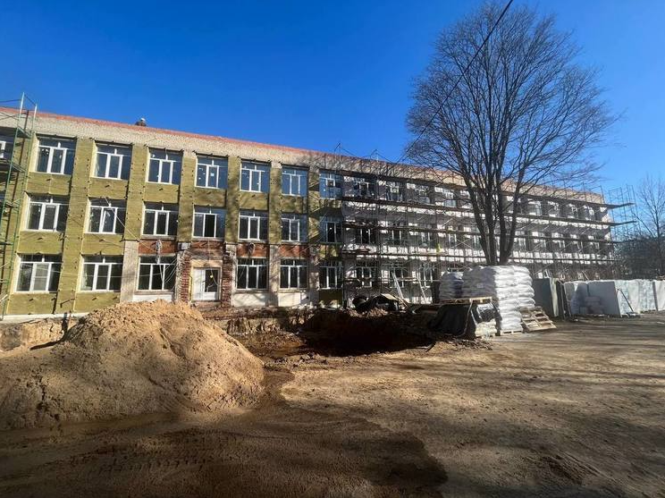 В посёлке Большие Вязёмы Одинцовского округа начались фасадные работы на здании Голицынской школы № 2, Апрель