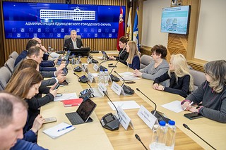 Глава Одинцовского округа обсудил с жителями микрорайона Новая Трёхгорка работу общественного транспорта, темы благоустройства и медобслуживания. Встреча проходила в администрации муниципалитета