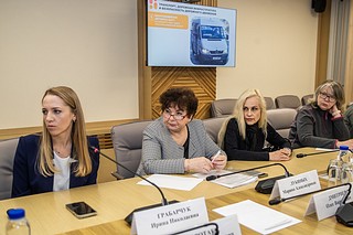 Глава Одинцовского округа обсудил с жителями микрорайона Новая Трёхгорка работу общественного транспорта, темы благоустройства и медобслуживания. Встреча проходила в администрации муниципалитета