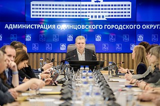 Глава Одинцовского округа обсудил с жителями микрорайона Новая Трёхгорка работу общественного транспорта, темы благоустройства и медобслуживания. Встреча проходила в администрации муниципалитета