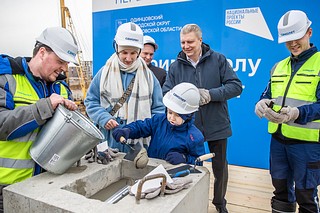 Андрей Иванов вместе с жителями заложил капсулу времени в основание новой школы на 1100 мест в ЖК «Рублевский Квартал»
