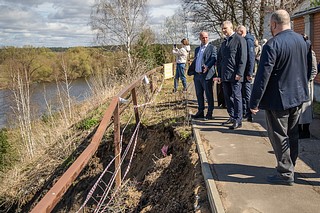 Памятник-мемориал воинам 5 Армии и погибшим землякам в селе Иславское привели в порядок к празднованию Дня Победы. Глава Одинцовского округа Андрей Иванов проверил ход работ, обсудив проблемные вопросы с жителями села
