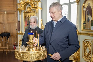 Памятник-мемориал воинам 5 Армии и погибшим землякам в селе Иславское привели в порядок к празднованию Дня Победы. Глава Одинцовского округа Андрей Иванов проверил ход работ, обсудив проблемные вопросы с жителями села