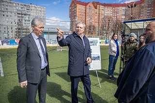 Хоккейную коробку, скейт-площадку и арт-объект обновят в поселке Горки-10. Глава Одинцовского округа Андрей Иванов встретился с местными жителями, чтобы обсудить планы благоустройства территории