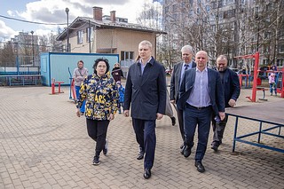 Хоккейную коробку, скейт-площадку и арт-объект обновят в поселке Горки-10. Глава Одинцовского округа Андрей Иванов встретился с местными жителями, чтобы обсудить планы благоустройства территории