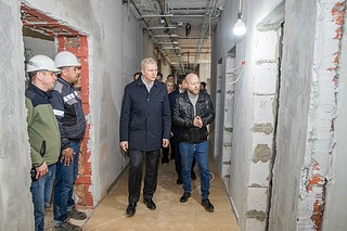 Продолжается капитальный ремонт Большевяземского отделения Голицынской школы № 2. Работы на объекте выполняются в рамках государственной программы Московской области «Образование Подмосковья» на 2023-2027 годы. К реализации проекта приступили в январе текущего года. Ход ремонта вместе с родителями проконтролировал глава Одинцовского округа Андрей Иванов. Он отметил, что демонтажные работы выполнены на 95%. Сейчас строители приступили к отделке, одновременно продолжаются кровельные и фасадные работы. На текущий момент на объекте задействованы 80 рабочих и 2 инженера