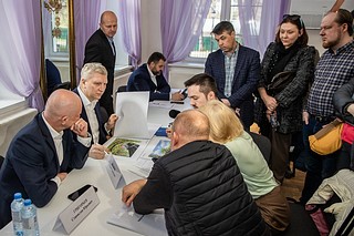 В рамках проекта «Выездная администрация» глава Одинцовского округа Андрей Иванов вместе с профильными заместителями провел личный прием граждан в Звенигороде