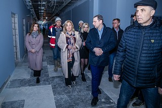 Депутат Госдумы Алла Полякова проверила ход строительства пристройки к Одинцовской школе № 8